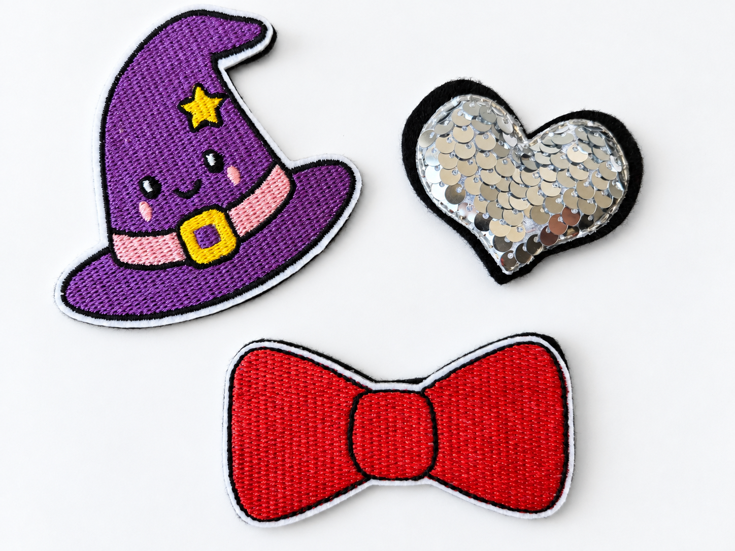 Patches ESP de chapéu roxo, coração e laço vermelho sobre fundo claro.